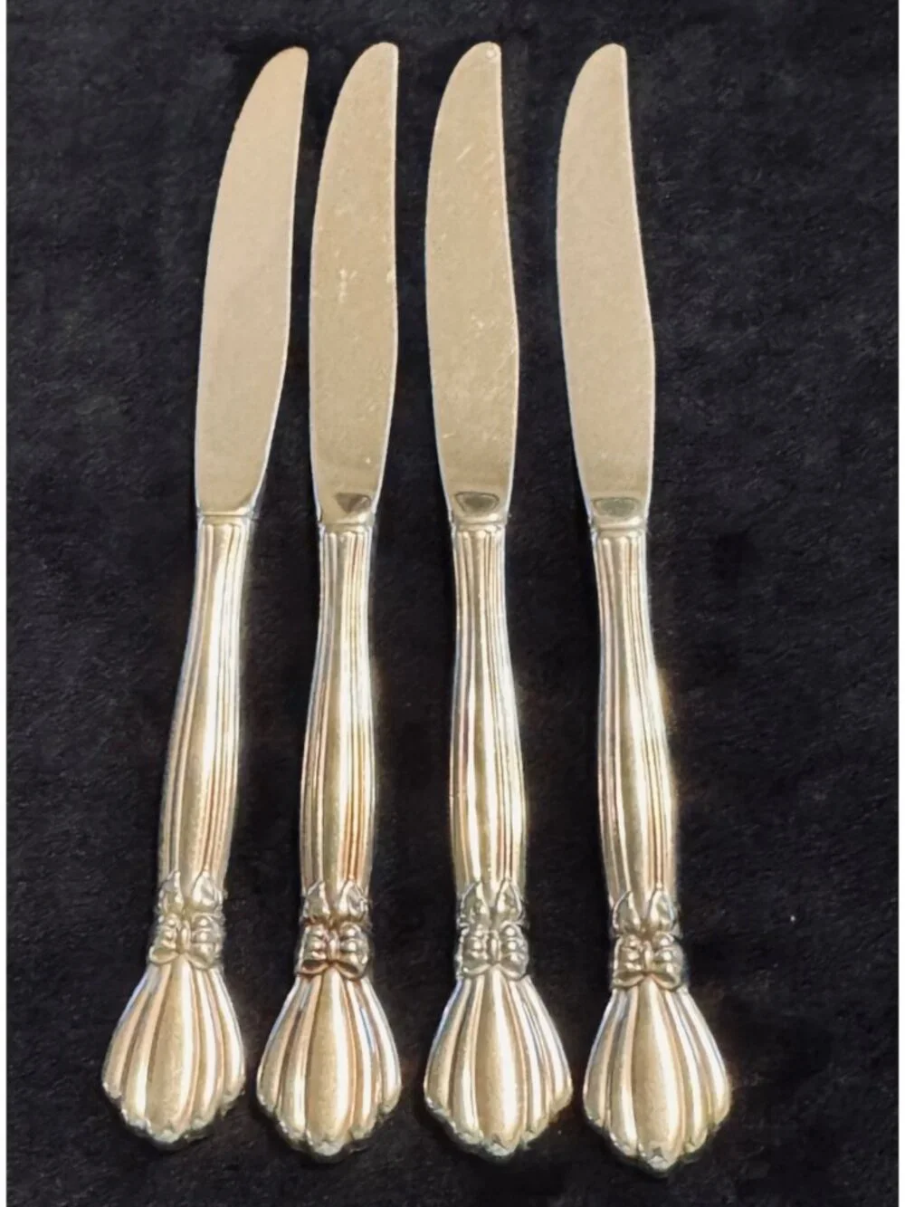 4 Oneida ALEXIS Deluxe Stainless Dinner Knives Glossy Bow Silverware Flatware